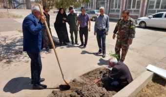 همزمان با سالروز آزادسازی خرمشهر، دو تن از رزمندگان دوران دفاع مقدس در بردسکن به یاد همرزمان شهید خود نهال غرس کردند.