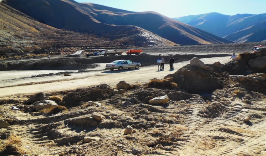 مشارکت بهره برداران روستای خانیک گناباد در احداث بند خاکی