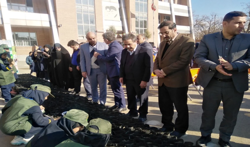 دانش آموزان مشهدی با آب خاکستری نهال کاشتند