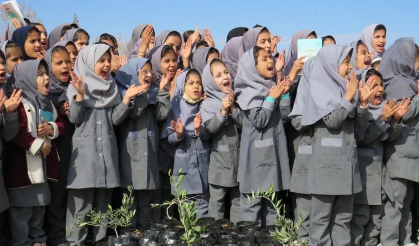 کارگاه عملی آماده سازی و کاشت ۹۰ گلدان توسط دختران دانش اموز بردسکنی 