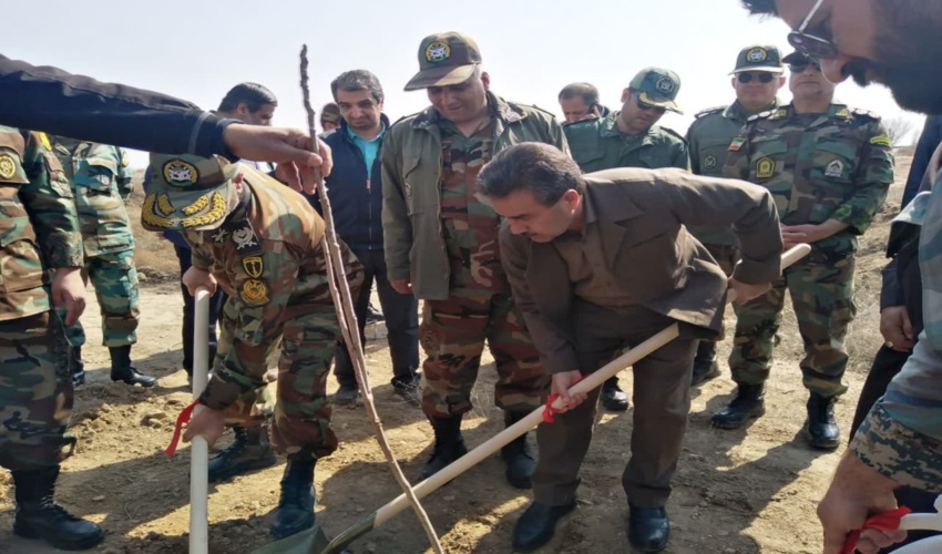 فرمانده کل قوا دستور داد، نظامیان در دو پادگان مشهد نهال کاشتند