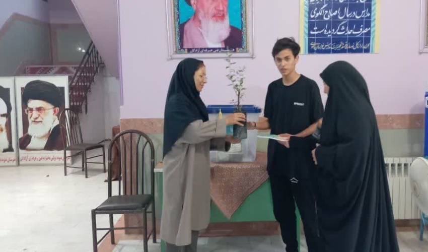  اهداء نهال به رای اولی ها در شهرستان بردسکن 