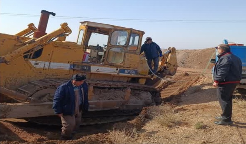 برداشت رسوبات بندهای خاکی شهرستان خواف با استقرار یک دستگاه بولدوزر