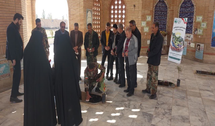 اولین روز از هفته منابع طبیعی آغاز هفته منابع طبیعی در گناباد با غبارروبی مزار شهدای گمنام و کاشت سه اصله سرو