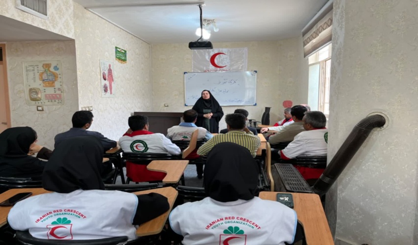 کارگاه آموزشی کاشت نهال گلدانی در محل هلال احمر خواف