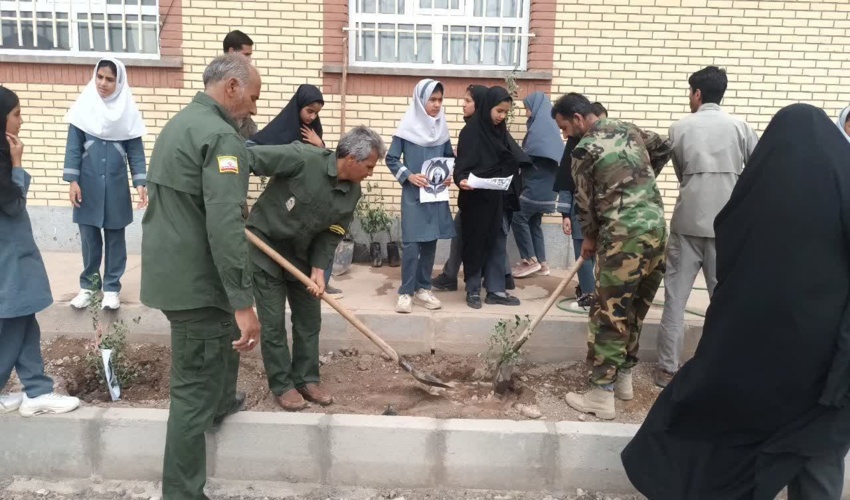 دانش‌آموزان درونه بردسکن با کاشت 168 اصله نهال، یاد شهدای دانش‌آموز میناب را در درونه بردسکن گرامی داشتند